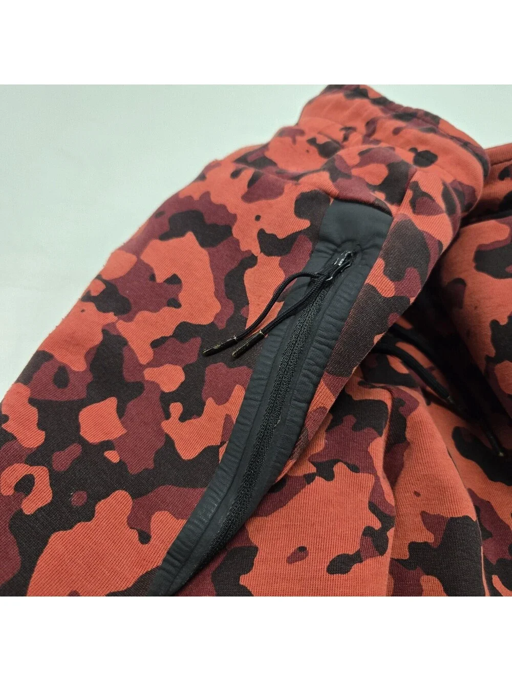 Size MEDIUM Nike Sportswear Tech Fleece Camo Jogger Pants Red Black CJ5981-603